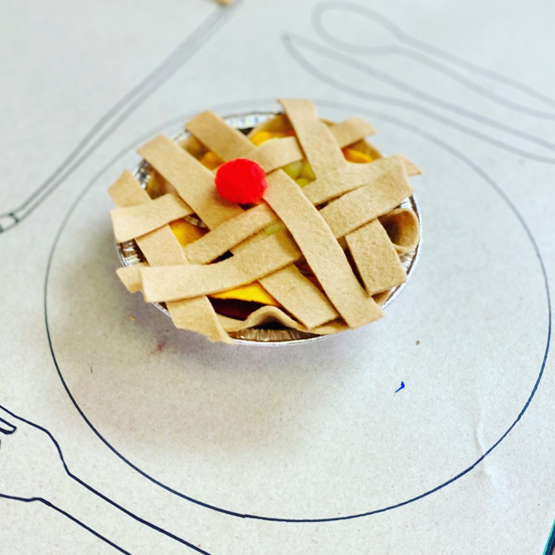 Another successful #thanksgivingworkshop at Figment. We made pies so many ways, #pourpaintingart trays, centerpieces… Check out our stories to see more! 🥧💗🎨